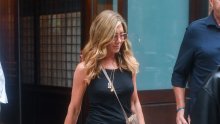 Jennifer Aniston opet kombinira ono u čemu je najbolja: Vječna haljina i kultne sandale za savršen look