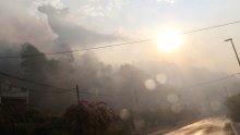 Snažan vjetar razbuktao opet vatru kod Krila Jesenice, požar se vidi s Brača