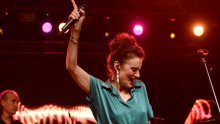 U ovakvom izdanju ne viđamo je često: Pogledajte atmosferu na koncertu Doris Dragović