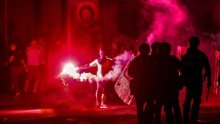 Demolirane prostorije SNS-a, deseci ozlijeđenih i uhićenih: Među njima i 23-godišnji Hrvat