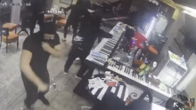VIDEO Maskirani napadači upali u kafić i demolirali ga. Palicama udarali po ljudima