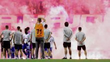 Dok je Torcida bakljama gađala igrače, evo što su napravili navijači s ostalih tribina Poljuda