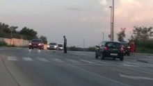 Pulski policajac zaustavio promet zbog ježa