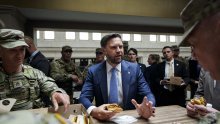 JD Vance dijelio hamburgere vojnicima Nacionalne garde: Pogledajte što ga je dočekalo