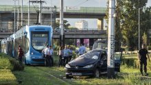 Teška nesreća na Držićevoj, auto završio na tramvajskim tračnicama