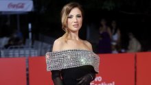 Prelijepa brineta zablistala u senzacionalnoj haljini, a cipele su priča za sebe