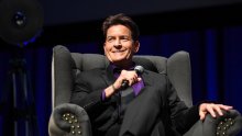 Charlie Sheen ogolio dušu: U Netflixovom dokumentarcu o sramu, ovisnosti, padu i oporavku