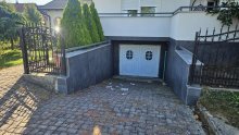 Netko je dvorište gradonačelnika Duspare zasuo smećem, policija na terenu