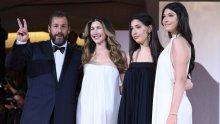 Adam Sandler na crveni tepih stigao sa suprugom i prekrasnim kćerima