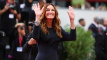 Intimni trenutak završio na društvenim mrežama: Bosonoga Julia Roberts u Moderovom zagrljaju