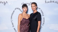 Legendarna Christy Turlington plijenila elegancijom, a u stopu je prati lijepa kći