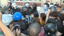 VIDEO Ponovno vrije u Novom Sadu: Sukob policije i građana