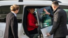 VIDEO Bugarski nacionalisti napali auto misleći da je unutra Von der Leyen
