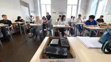 ANKETA Grad Zagreb želi zabraniti korištenje mobitela tijekom nastave. Što vi mislite?