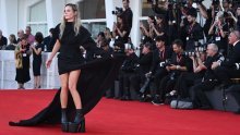 Dama i buntovnica na crvenom tepihu: Slavna Šveđanka podigla haljinu i ukrala show