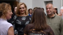 Nakon dugo vremena zajedno u javnosti: Šprajc i supruga u večernjem izlasku