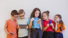 Između zabrana i istraživanja: Kako europske zemlje rješavaju problem mobitela u učionicama