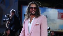 Jason Momoa napravio show: Stigao u ružičastom odijelu, ali najveći hit su 'ružne' natikače