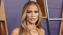 Odvažan look: Spektakularna haljina Jennifer Lopez pokrenula lavinu komentara