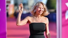 Klasik koji nikada ne izlazi iz mode: Pamela Anderson u najglamuroznijem izdanju godine