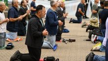 FOTO Molitelji opet klečali na trgovima: U Zagrebu stigli i prosvjednici