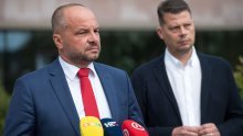 Prvi čovjek SDP-a: Plenković je kukavica, podvio je rep