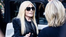 Što joj je s licem? Donatella Versace stigla je na Armanijev sprovod - i šokirala izgledom