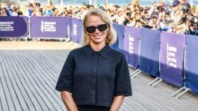 Chic suknja kao stvorena za zrelije dame: Pamela Anderson osvanula u jednom od boljih izdanja