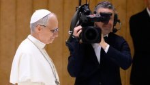 Papa Lav se ispričao nakon što je slučajno udario kamermana