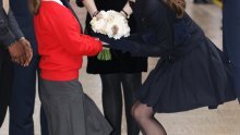 Vjetar besramno podigao minicu Kate Middleton