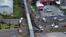 U naletu vlaka na autobus poginulo deset, ozlijeđeno više od 60 ljudi
