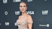 Scarlett Johansson zadivila haljinom, a kada se okrenula, ukrala je svu pozornost