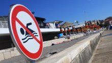 More na plaži u Pločama onečišćeno fekalijama, pronađena Escherichia coli
