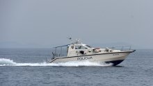 Drama u riječkoj luci; udario glavom o stup i pao s jedirilice u more, spasio ga policajac