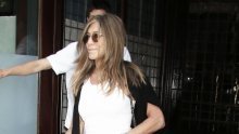 Jennifer Aniston hrabro uskočila u traperice koje mnogi preziru, a 'spasile' su je najtraženije tenisice