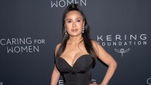 Dekolte koji se pamti: Salma Hayek ni u šestom desetljeću ne odustaje od odvažnih izdanja