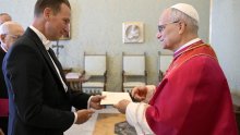 Trumpov ambasador napadao je Papu, a sad mu se pokušava umiliti tortom iz rodnog kraja