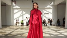 Katie Holmes odbacila minimalizam: Sve je iznenadila outfitom u crvenom satenu