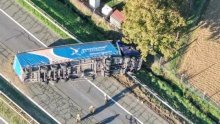 Kamion se na autocesti A2 prevrnuo na bok i probio zaštitnu ogradu, blokiran promet