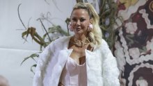 Maja Šuput zablistala u hit čizmama: Nosi ih u hotelu u kojem noći Šime Elez
