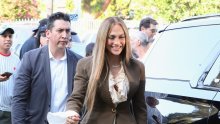 J.Lo pomno je birala ovo odijelio, a na kraju iznenadila torbicom, jednom od najskupljih na svijetu