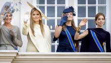 Lijepa princeza zasjenila svoju majku u divnoj haljini i s torbicom iz - Zare