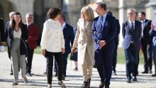 Brigitte Macron zadivila u bež stajlingu, a njezine su trendi cipele ukrale show