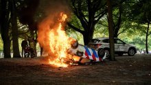Prosvjednici protiv migranata zapalili auto i bacali kamenje, policija uzvratila vodenim topom