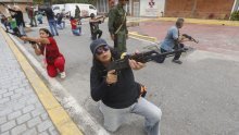 Venezuela se priprema za sukob sa SAD-om: Civile uče rukovati oružjem