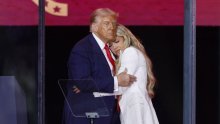Donald Trump na prepunom stadionu tješio udovicu Charlieja Kirka pa napao radikalnu ljevicu