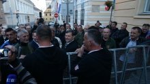 Policije sve više, branitelji se počeli pripremati za povlačenje u crkvu