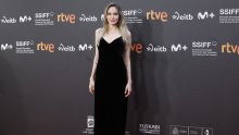 Školski primjer pravila 'manje je više': Angelina Jolie očarala u minimalističkoj haljini
