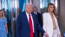 Postao viralni hit: Trump stao na stepenicama, a onda mu je blesimetar otkazao poslušnost