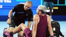 Pogledajte trenutak kada se Alcaraz ozlijedio: Legao je na teren i primio se za glavu